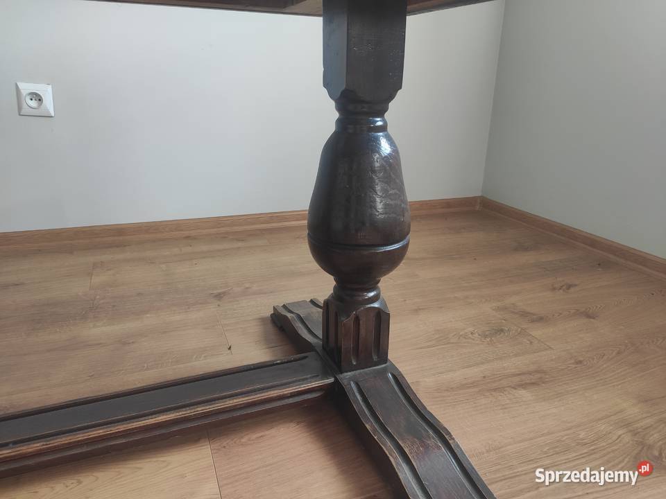 stół do salonu pokoju z kafelkami