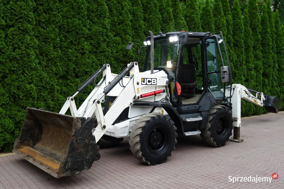 na równych kołach JCB 2CX 3CX Koparkoładowarka Góra Kalwaria