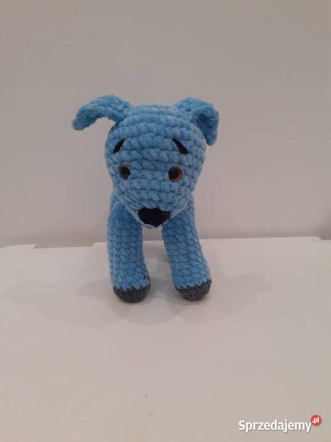 Stojący na łapkach piesek zrobiony z włóczki na małopolskie Kraków