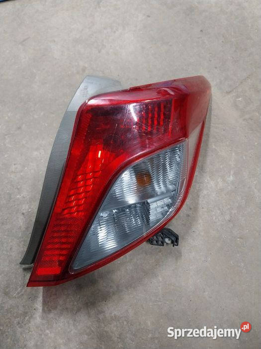 Lampa prawa tył 14 d4d toyota yaris III 13r