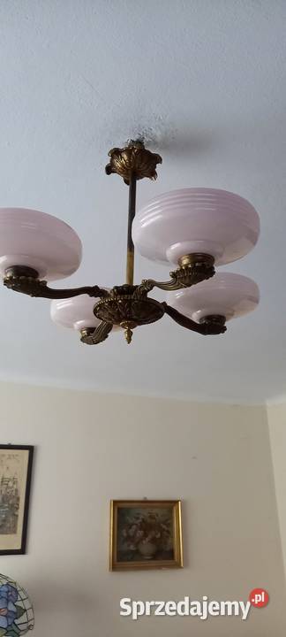 Mosiężny czteroramienny żyrandol z kloszami Skierniewice