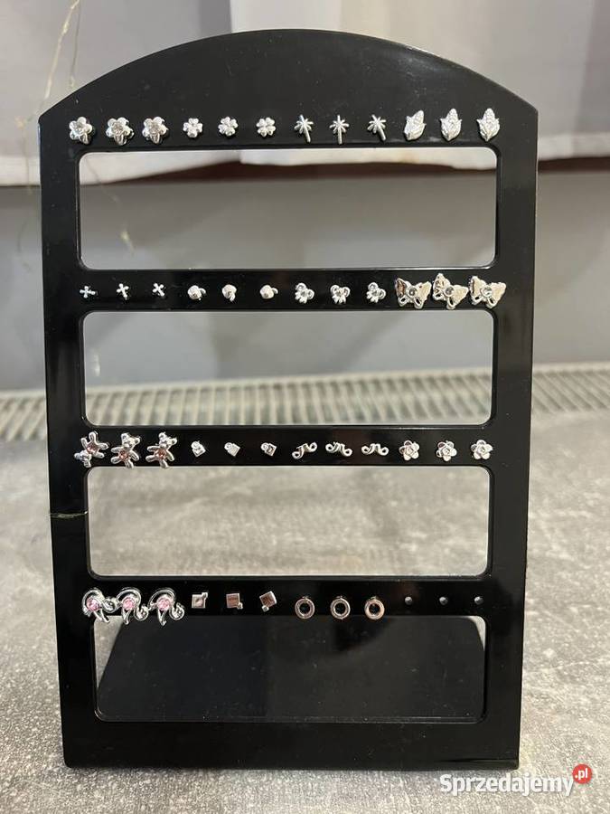 Ponad 300 sztuk kolczyków ze stojakami podkarpackie Jasło