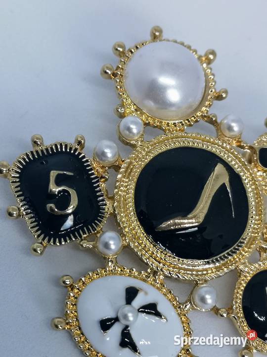 Duża akrylowa broszka 5 perły złota Kołobrzeg