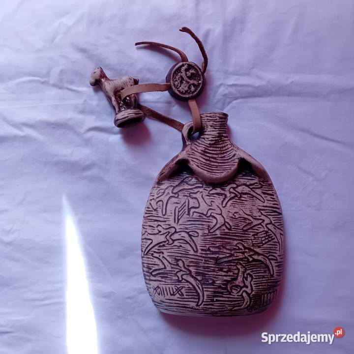 Ceramiczna karafka ze zdobieniami o tematyce wielkopolskie Koźminek