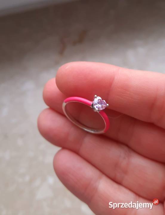 Nowy srebrny pierścionek pokryty emalią z różową pomorskie Gdańsk