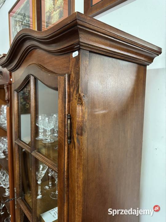 Wąska przeszklona witryna z drewnianymi półkami Ełk