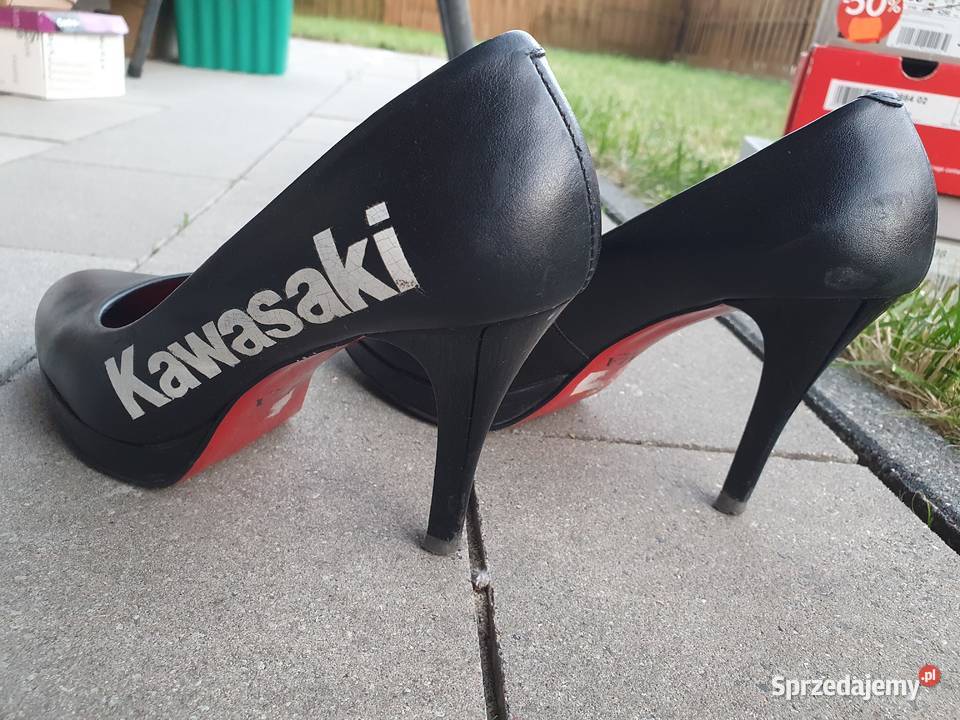 Szpilki skóra z napisem Kawasaki 38 Łódź