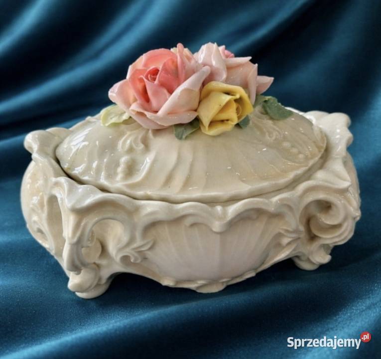 Porcelana zdobiona motywem róż Pabianice