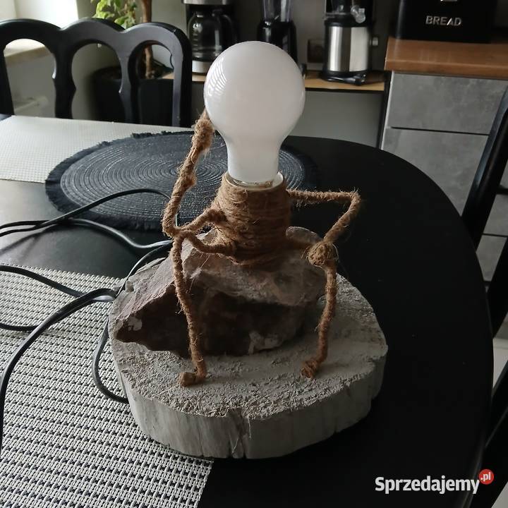 Lampka myśliciel siedzący na kamieniu Lampy stołowe i nocne Inowłódz
