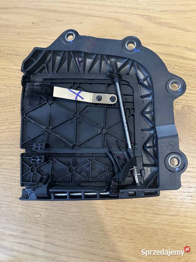 Zaślepka prawa zawiasu dachu bmw e93 Będzin