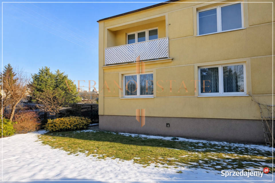 Przestronny dom dwurodzinny z trzema garażami