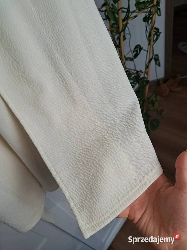 Stylowa biała kamizelka dłuższa z paskiem Trąbki Wielkie