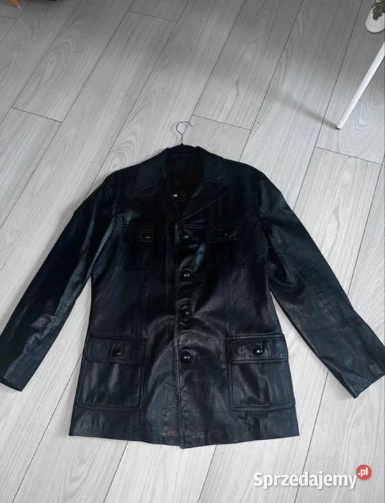 Piękna czarna kurtkamarynarka wykonana z