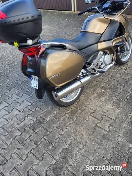 Sprzedam NTV 700 z ABS bez wkladu motocyklisty czterosuwowy