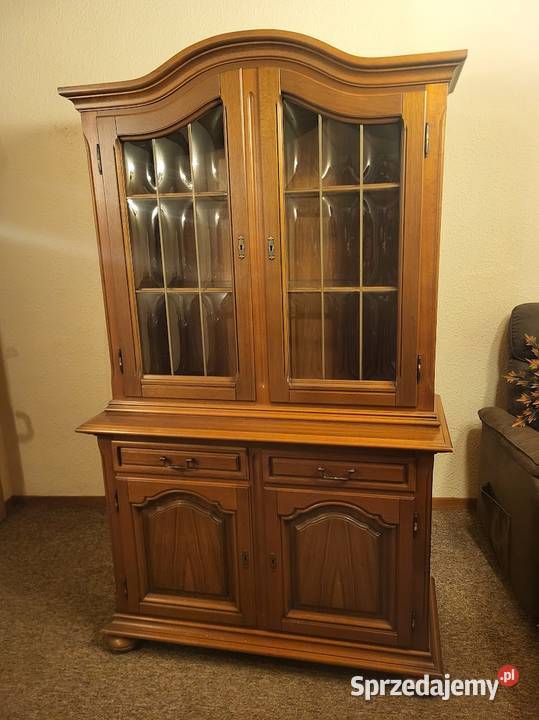 ładna witryna biblioteka orzechowa z szufladami