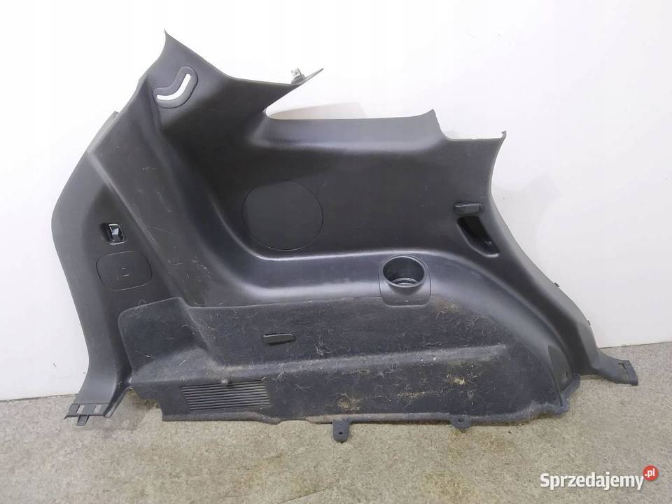 TAPICERKA BOCZEK BAGAŻNIKA LEWY TYŁ 857323J300