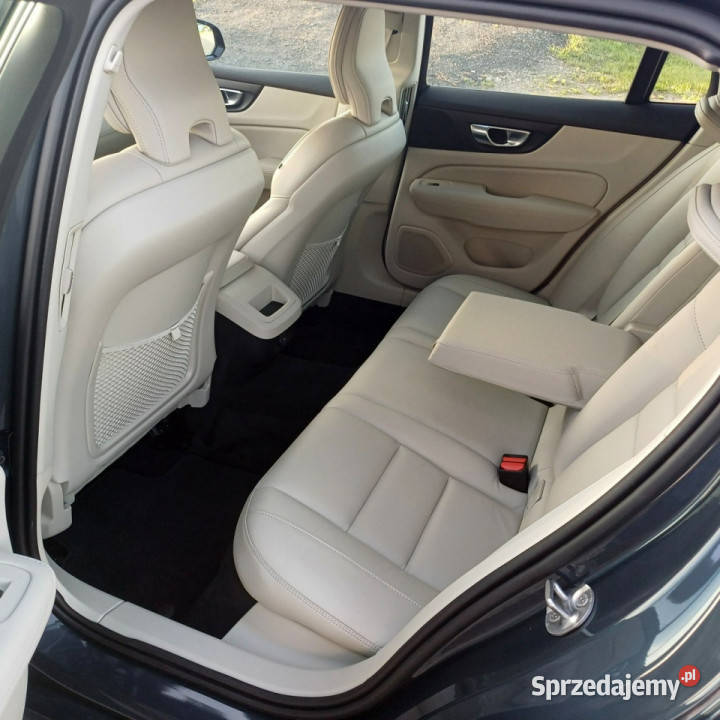 Volvo V60 Mild Hybrid Przebieg 12500 II 2018 163KM Suchorzew sprzedam