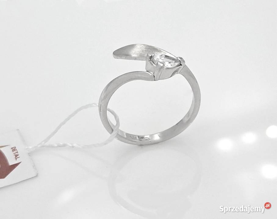 30Pierścionek r13 srebrny z cyrkonią w kształcie