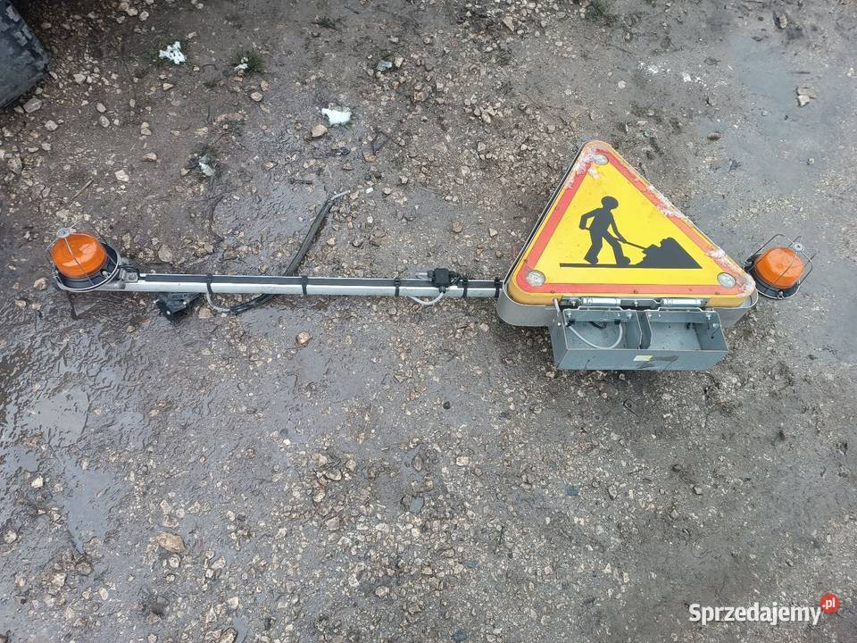 Znak drogowy ostrzegawczy belka koguty lampy