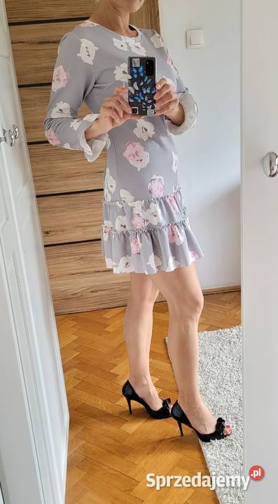 Piękna szara sukienka w kwiaty w kolorze różu dolnośląskie