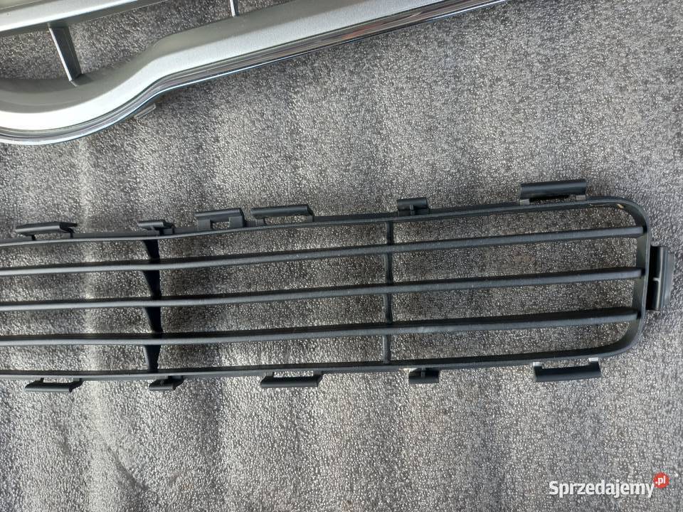 Toyota Avensis Lift atrapa kratka logo zderzaka osobowe Zderzaki Bukownica