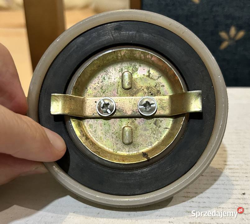 NOWY Korek pokrywka wlewu paliwa z logo Ursus Warszawa sprzedam