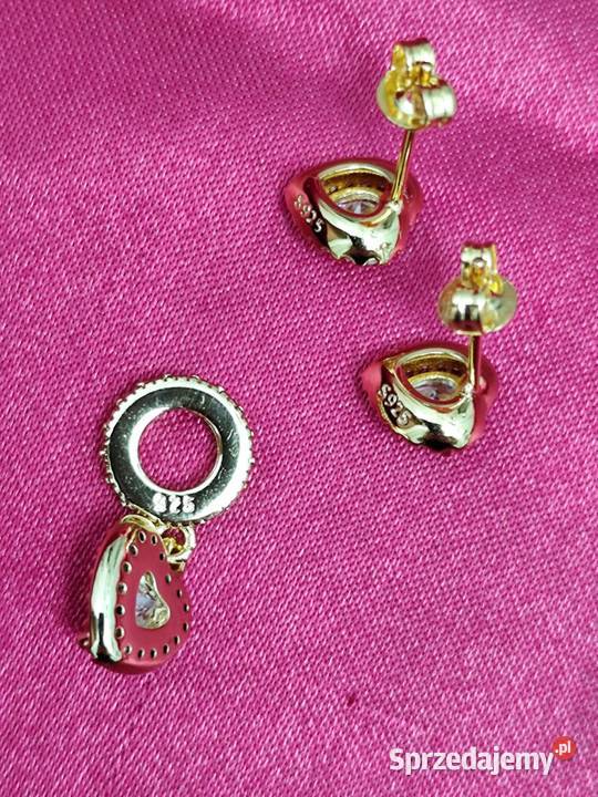 Piękny ładnie lśniący zestaw srebrnej pozłacanej