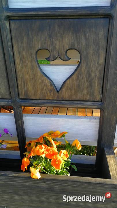 Donica drewniana jako okno kwietnik rustykalny Architektura ogrodowa