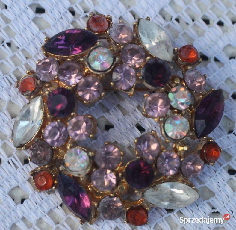 Stara broszka w tonacji fioletowej