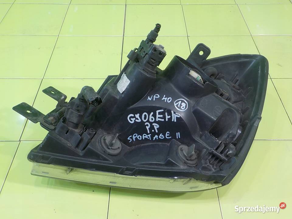 KIA SPORTAGE II 27 V6 AUT 06r 5D lampa prawa
