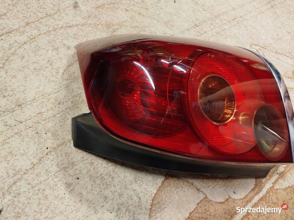 Lampa prawa tył Toyota Avensis T25 kombi