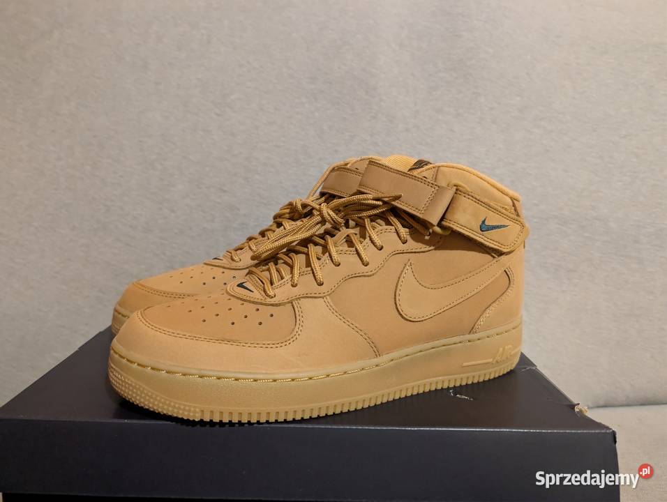 Kolekcja ponad 100 par butów do dalszej Paczków