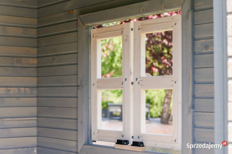 Drewniany szary domek ogrodowy z podestem Trzemeśnia