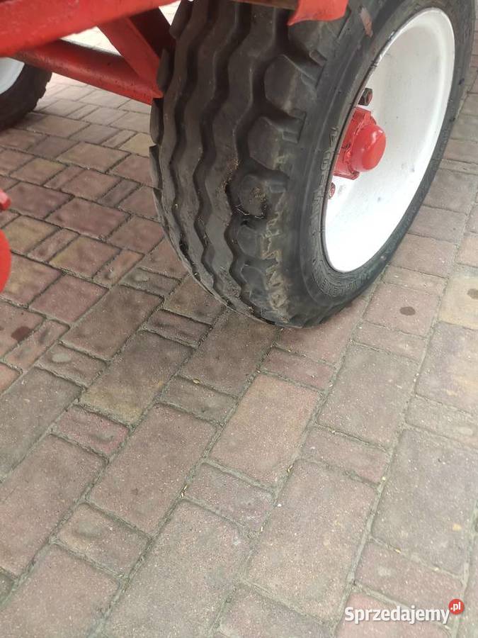 Przyczepka 4 tony rozrzutnik obornika 1 osiowy Rozrzutniki obornika Iłża