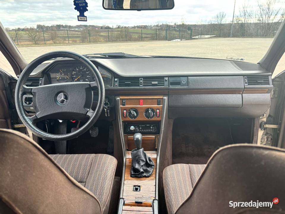 MercedesBenz W124 Do Negocjacji Sedan / Limuzyna