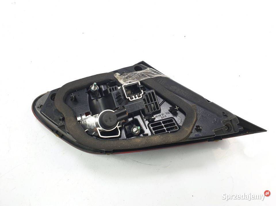 LAMPA W KLAPE PRAWA VOLKSWAGEN PASSAT CC osobowe Lipno