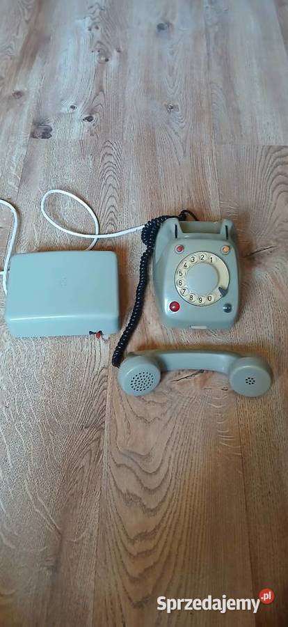 Stary telefon stacjonarny z PRL u Kraków