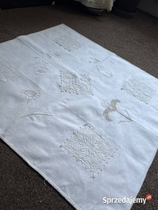 Obrus ręcznie haftowany z koronkami rękodzieło sprzedam