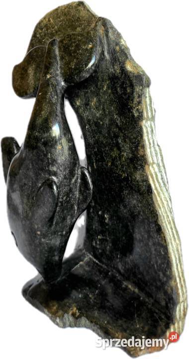 Delfin rzeźba z kamienia Lębork