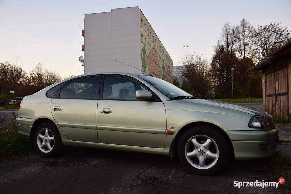 Toyota Avensis 20 benz z hakiem i bagażnikiem zielony