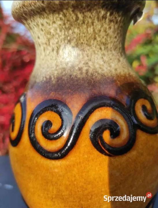 Wazon ceramiczny szkliwiony zdobiony reliefami w Pabianice