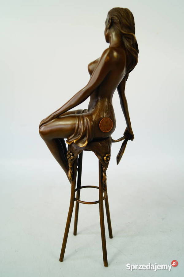 Kobieta siedząca na krześle zmysłowa figura z Antyki wielkopolskie sprzedam