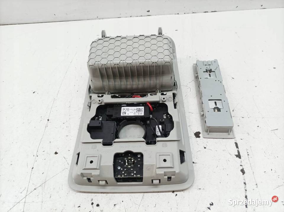 LAMPKA PODSUFITKI KOMPLET 5E0868737B Skoda Karoq sprzedam