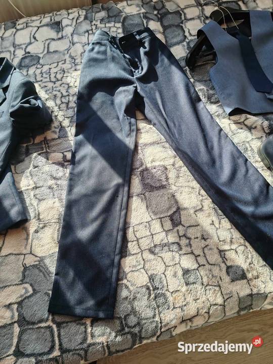 Do sprzedania garnitur chłopca na 152 buty