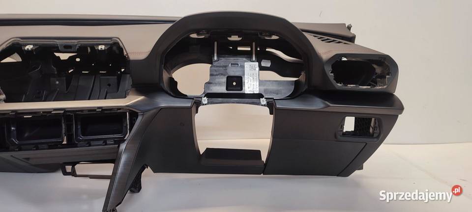 CUPRA FORMENTOR DESKA KOKPIT RHD ANGLIK