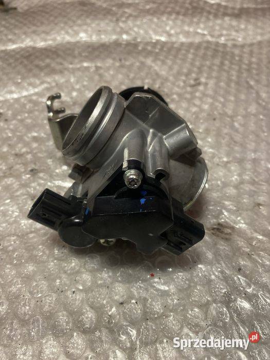 Suzuki GSXS 125 przepustnica C678