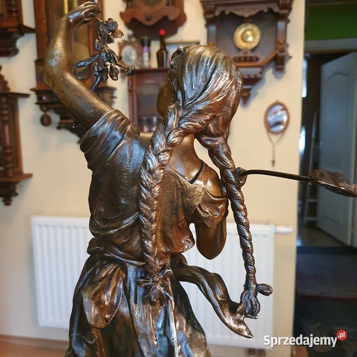 Dużasygnowana figura z cynkalu w super