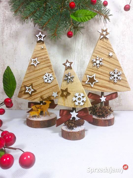 Choinki dekoracyjne w naturalnym kolorze drewna