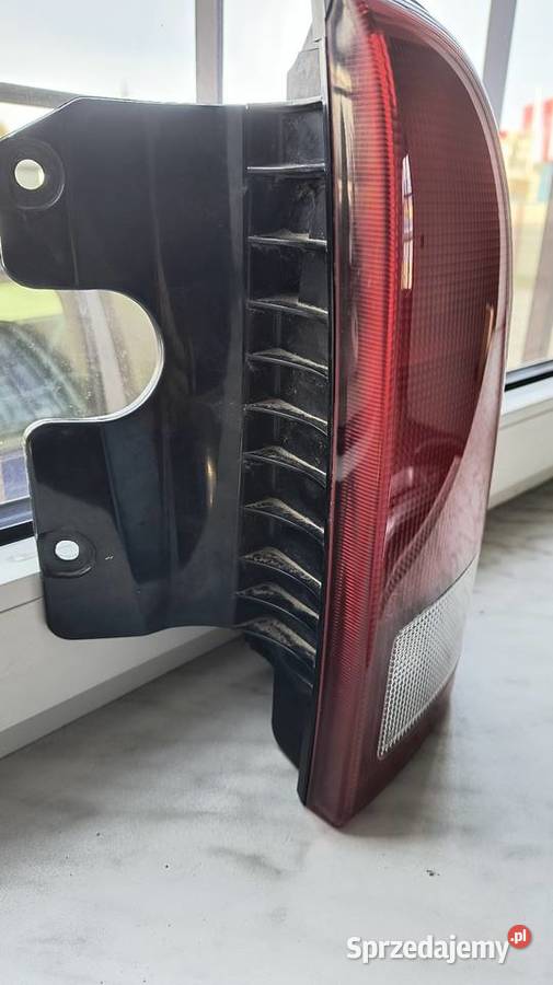 Suzuki Grand Vitara 1 lampa prawa tył tylna Lesko