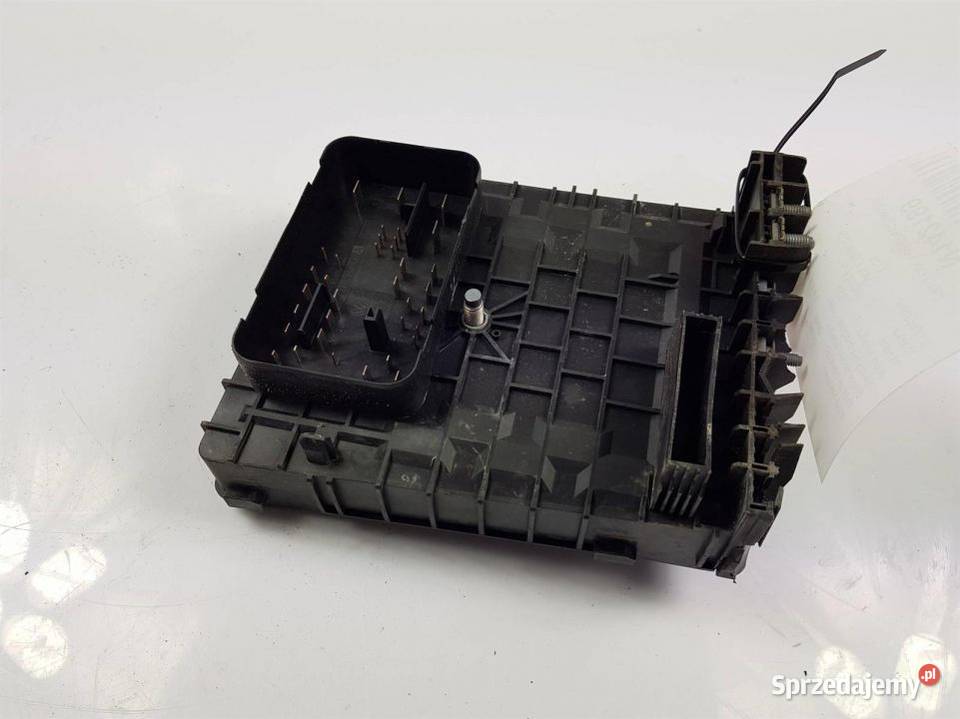 SKRZYNKA BEZPIECZNIKÓW GOLF V 1K0937125A Lipno